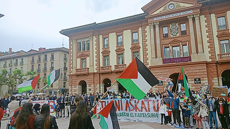 Palestinarren kontrako sarraskiak salatzeko manifestazioa egin zen atzo Eibarren