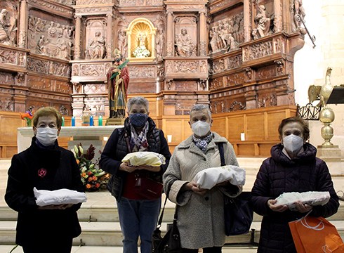 Pandemiak baldintzatuta bada ere, aurten ere sanblasak bedeinkatzera eraman dituzte eibartar askok