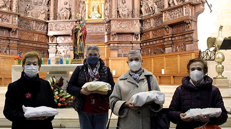 Pandemiak baldintzatuta bada ere, aurten ere sanblasak bedeinkatzera eraman dituzte eibartar askok