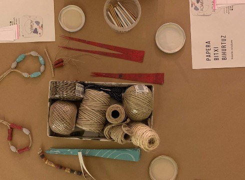 Papera berrerabiliz bitxiak sortzeko ikastaroa antolatu du ...eta kitto! Euskara Elkarteak