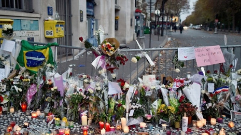 Parisko atentatuak gaitzesteko kontzentrazioa gaur eguerdian