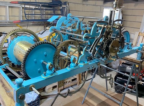 Parrokiako erloju zaharberritua udaletxeko patioan jarriko dute