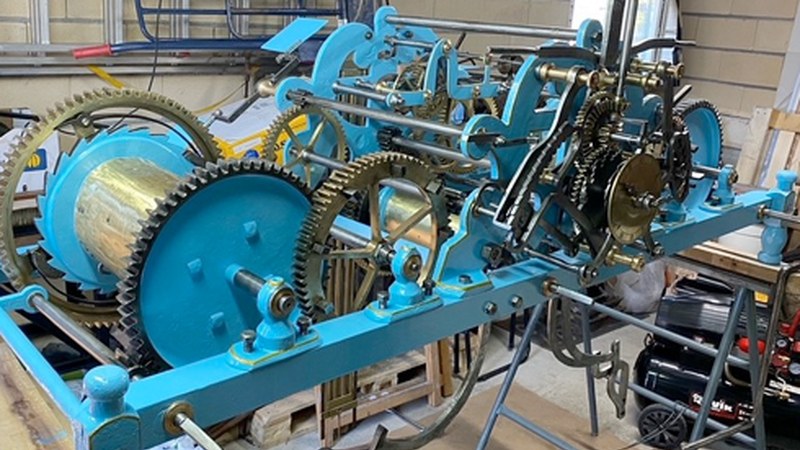 Parrokiako erloju zaharberritua udaletxeko patioan jarriko dute