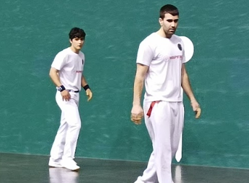 Partidu erabakigarria jokatuko du gaur Agirresarobe pilotariak Astelenan