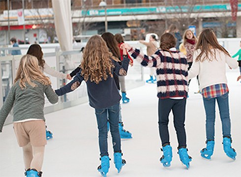 Patinatzeko izotz pista zabalduko dute astelehenean Errebal Plazan