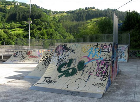 Patinatzeko pista berria Udalari eskatzeko sinadura-bilketa abiatu dute