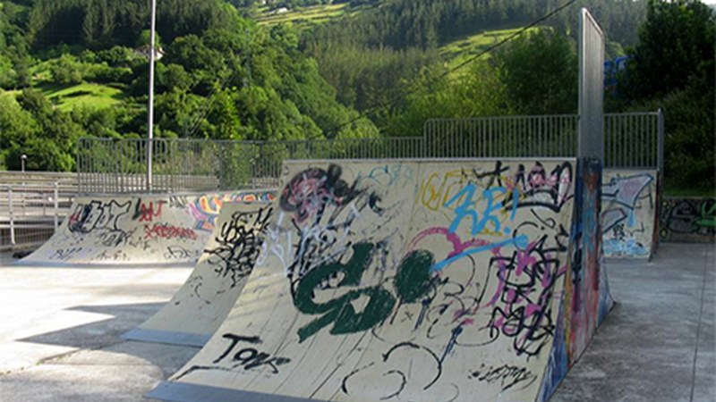 Patinatzeko pista berria Udalari eskatzeko sinadura-bilketa abiatu dute