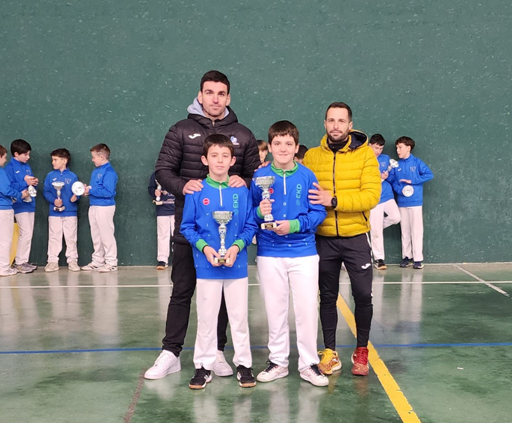 Patxi Flores eta Markel Segurola pilotari alebinek Gabon Kopa eskuratu zuten