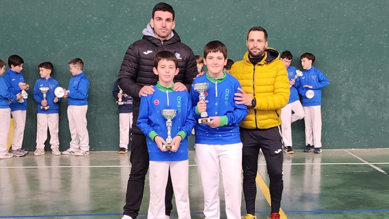 Patxi Flores eta Markel Segurola pilotari alebinek Gabon Kopa eskuratu zuten