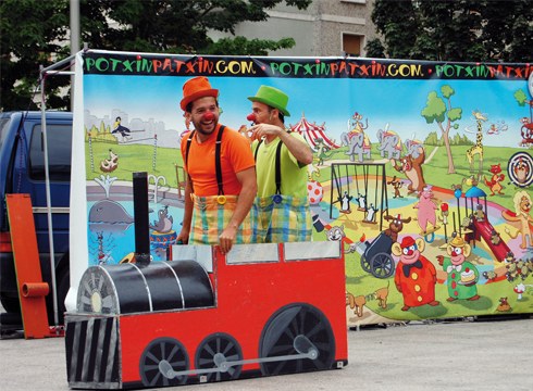 Patxin eta Potxin pailazoen antzezlana gaur Urkizuko parkean