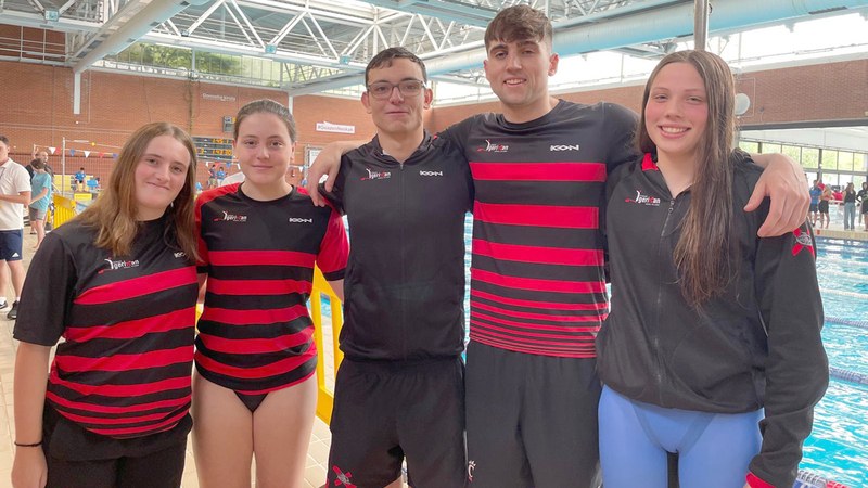 Paula Calvo eta Jon Osa igerilariak Joko Olinpikoei begiratzeko bezala