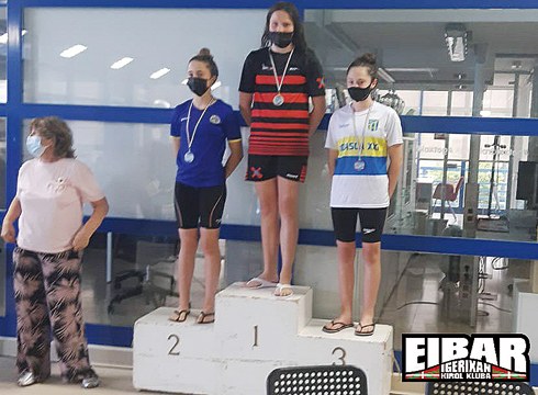 Paula Calvo igerilariak Euskal Herriko alebin mailako txapela jantzi du 200 estiloetan