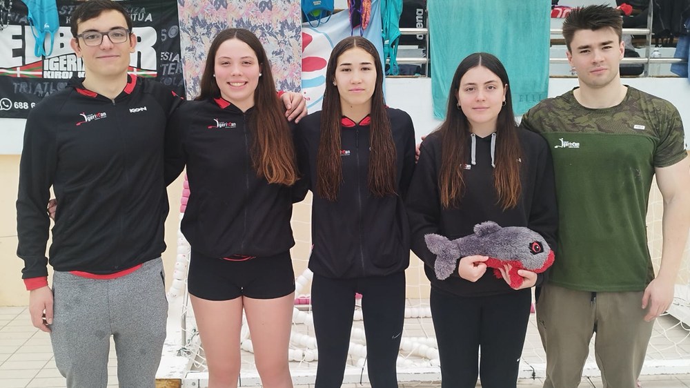 Paula Calvo igerilariak mugarik ez duela jarraitzen du erakusten