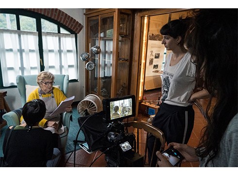 Paula Iglesias, ‘Fabricando mujeres’: “Kontsumo-ohiturek emakumeon osasun fisiko eta mentalean eragiten digute”