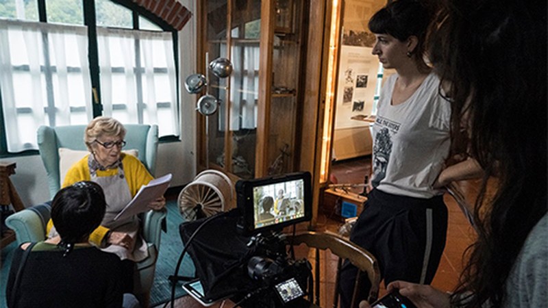 Paula Iglesias, ‘Fabricando mujeres’: “Kontsumo-ohiturek emakumeon osasun fisiko eta mentalean eragiten digute”