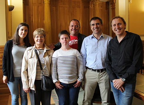 “Pauso Berriak” programari lotutako lankidetza hitzarmena sinatu du udalak, desgaitasuna duen behargina kontratatzeko