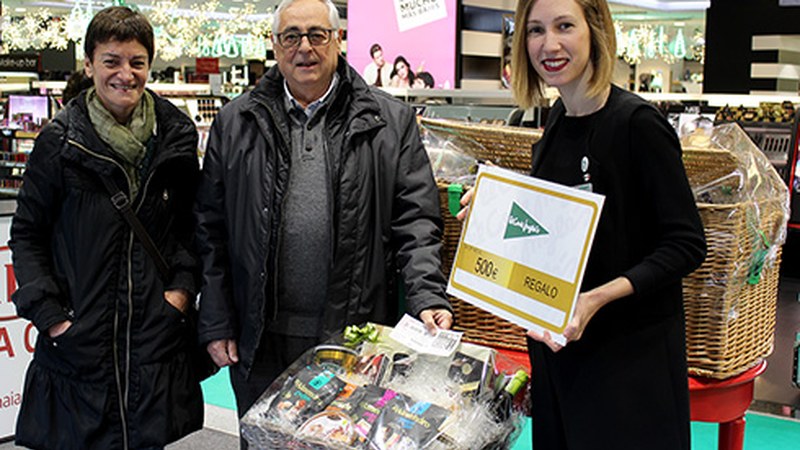 Pedro Mari Arrizabalagak jaso du ...eta kitto! Euskara Elkartearen otarra