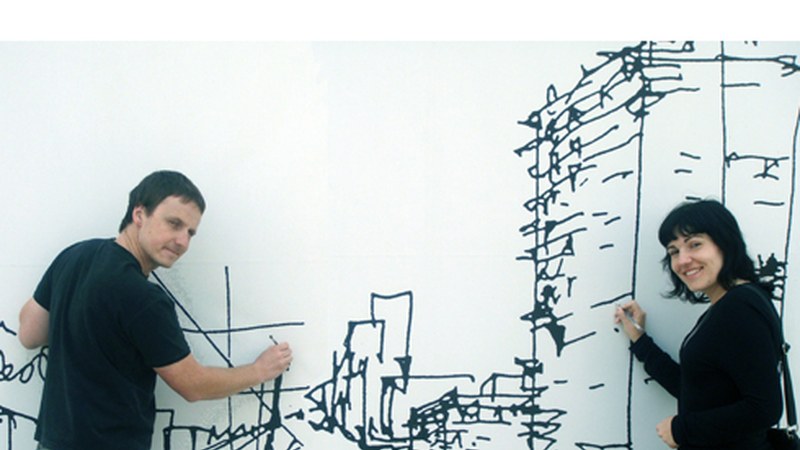 Amaia Ajuriaguerra eta Joseba Aranzabal: “Pegatinak hausnarketarako balio badu, ba hobeto”