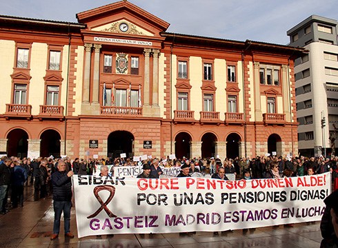 Pentsio duin eta publikoen aldeko manifestazio jendetsua egin zen zapatuan