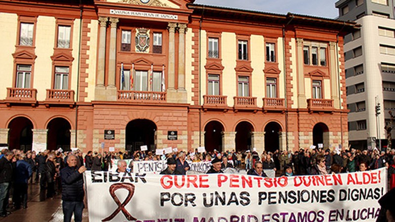 Pentsio duin eta publikoen aldeko manifestazio jendetsua egin zen zapatuan