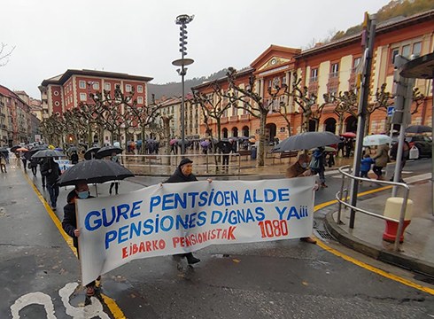 Pentsio duin eta publikoen aldeko mobilizazioak hasi zirela hiru urte bete dira gaur