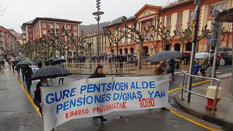 Pentsio duin eta publikoen aldeko mobilizazioak hasi zirela hiru urte bete dira gaur