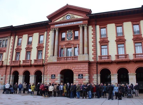 Pentsio duinen aldeko kontzentrazioa egin da gaur eguerdian