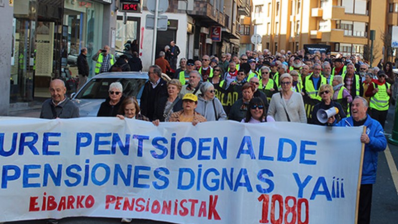 Pentsio duinen aldeko manifestazioa egin dute eguerdian Eibarko Pentsiodunen Plataformakoek