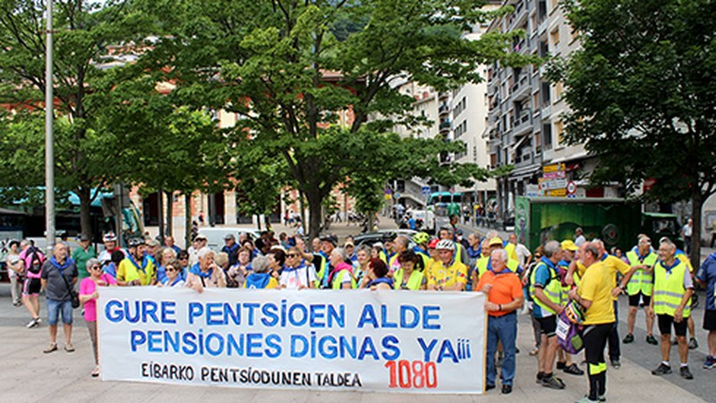 Pentsio publiko eta duinak aldarrikatzeko bizikleta martxari harrera beroa egin diote