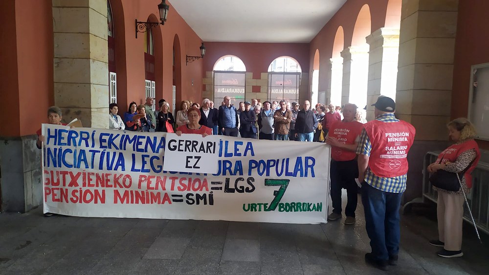 Pentsio publiko eta duinak eskatzeko asteroko elkarretaratzea egin dute gaur Eibarko Pentsionista Taldekoek