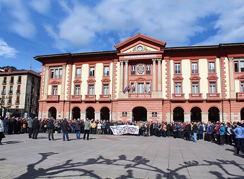 Pentsioak igotzea eskatu dute jubilatuek udaletxe parean egin duten kontzentrazioan