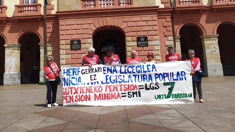 Pentsiodunek manifestazioa deitu dute astelehenerako, gutxieneko pentsioa Lanbide Arteko Gutxieneko Soldatarekin parekatzea eskatzeko