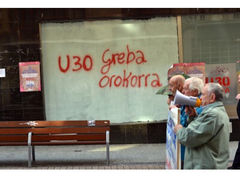 Pentsiodunen Plataformak babesa eskatu dio Udalari bankuen aurrean