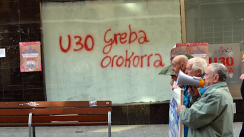 Pentsiodunen Plataformak babesa eskatu dio Udalari bankuen aurrean
