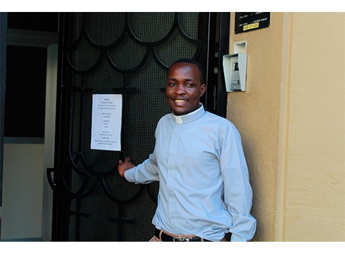 Peter Chiopsa, apaiza: “Hemengo jendea oso erlijiosoa den arren, Afrikarekin alderatuz jende gutxi ikusten da elizan”