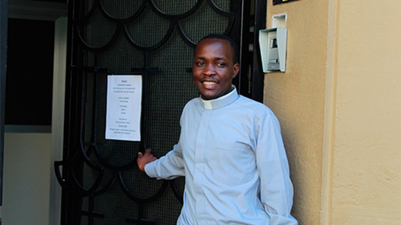 Peter Chiopsa, apaiza: “Hemengo jendea oso erlijiosoa den arren, Afrikarekin alderatuz jende gutxi ikusten da elizan”