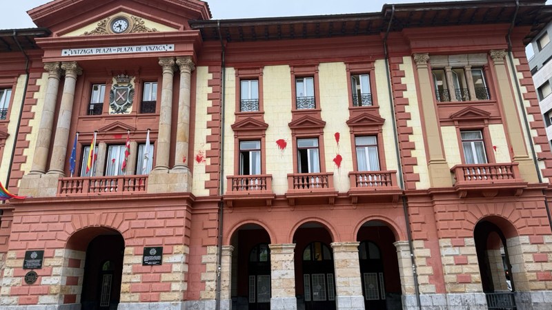 Eibarko EAJ-PNVk eta PSE-EEk elkarrekin gaitzetsi dituzte udaletxeko fatxadako pintaketak