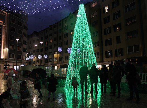 Piztu dituzte Gabonetako argiak