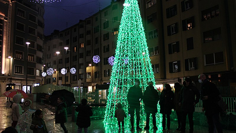Piztu dituzte Gabonetako argiak