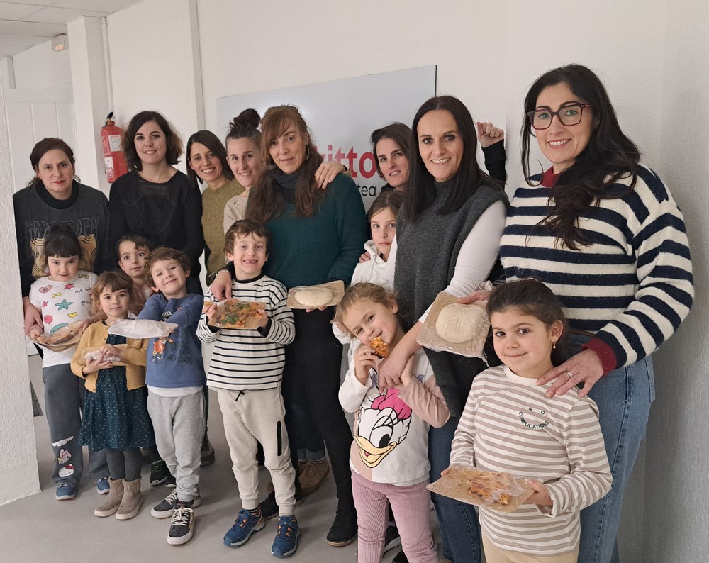 Pizzak egiten arratsalde pasa ederra izan zuten familia berbalagunek