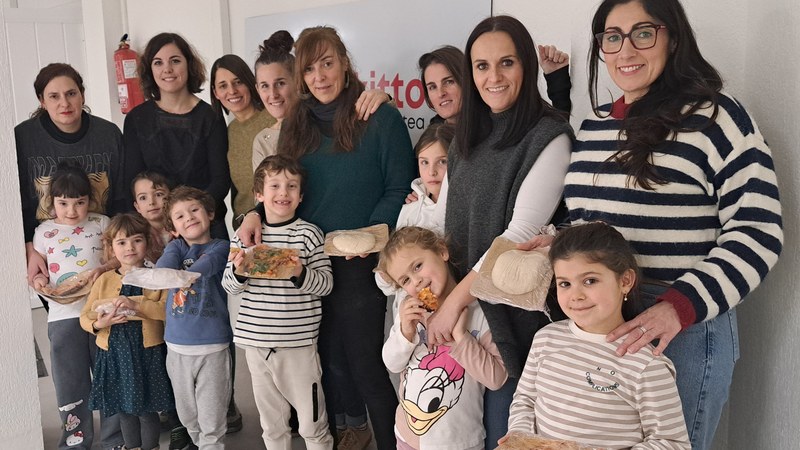 Pizzak egiten arratsalde pasa ederra izan zuten familia berbalagunek