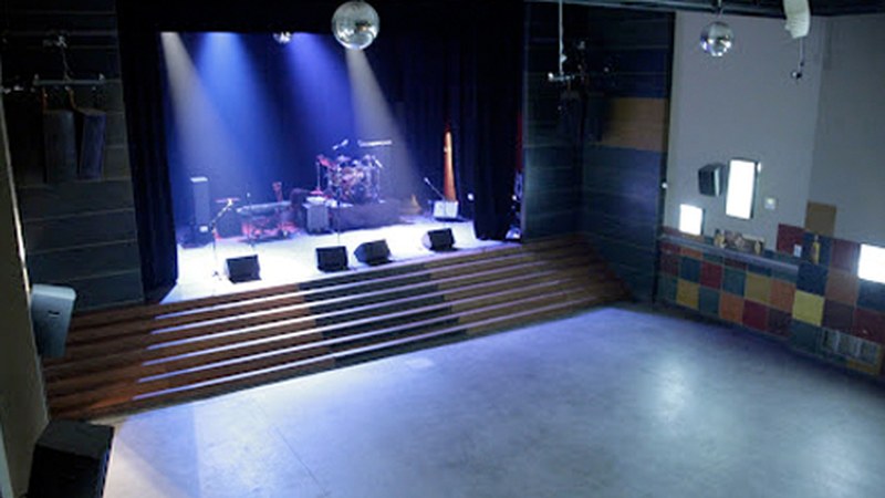 Plateruena Kafe Antzokiak ateak itxiko ditu