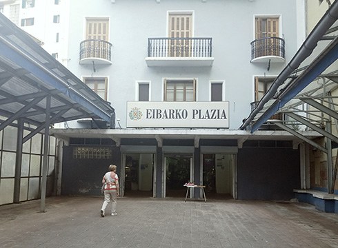 Plazako baserritarrak Rialto barruan egongo dira, karpa berria ipintzeko lanak amaitu arte