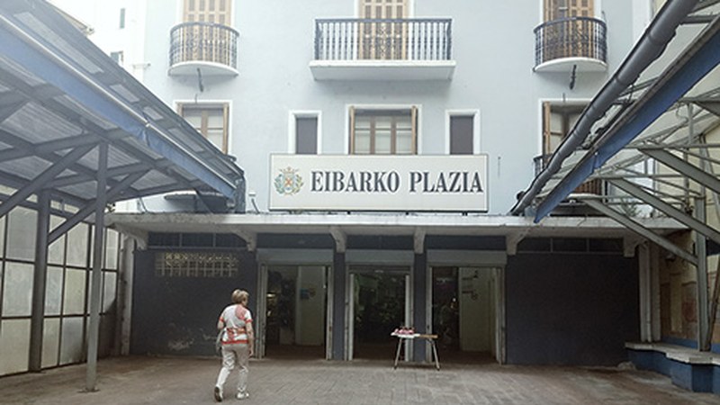 Plazako baserritarrak Rialto barruan egongo dira, karpa berria ipintzeko lanak amaitu arte