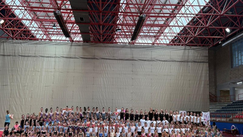 Podiumak eta amaiera festa borobila Ipurua Gimnasia Erritmikoko gimnastentzat