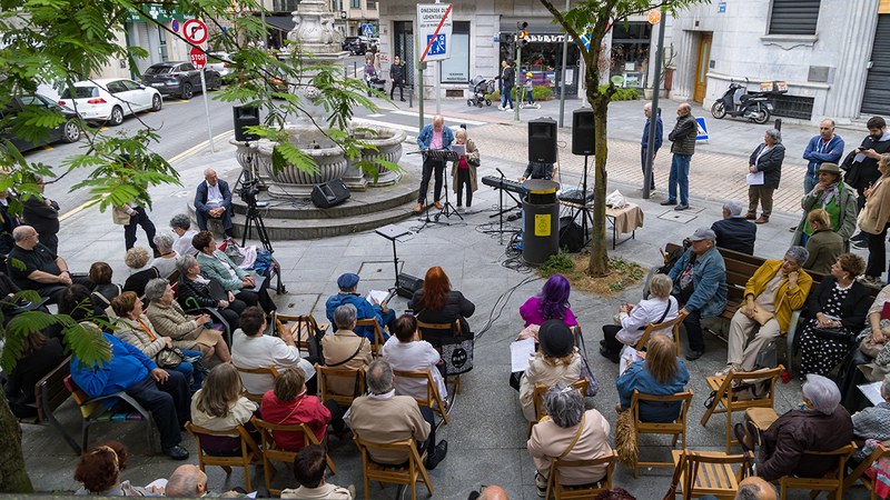 Poesia eta musikarekin girotutako iluntzea Ibarkurutzen