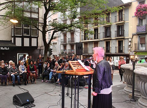 Poesia eta musikarekin girotutako saioa hartu zuen Ibarkurutzeko iturriak zapatu iluntzean
