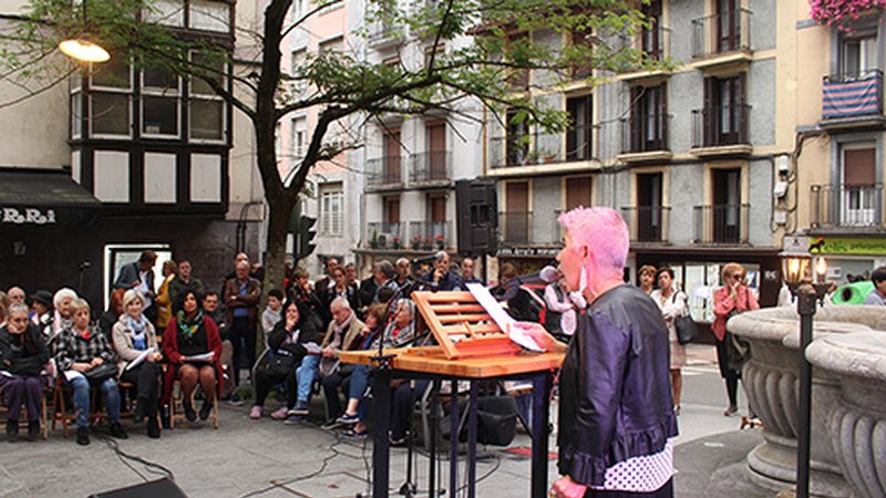 Poesia eta musikarekin girotutako saioa hartu zuen Ibarkurutzeko iturriak zapatu iluntzean