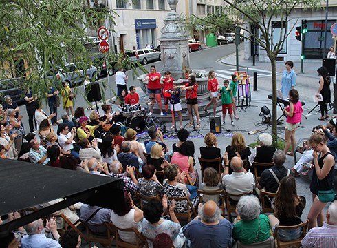 Poesia eta musikari eskainitako saioa hartu zuen Ibarkurutzeko iturriak zapatu iluntzean