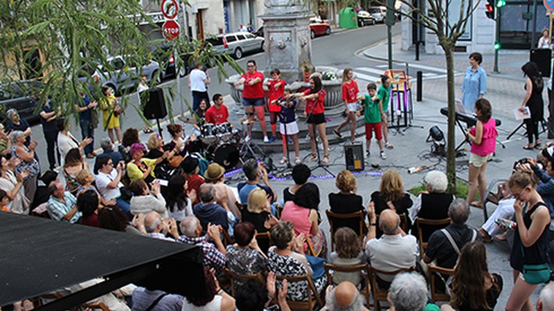 Poesia eta musikari eskainitako saioa hartu zuen Ibarkurutzeko iturriak zapatu iluntzean